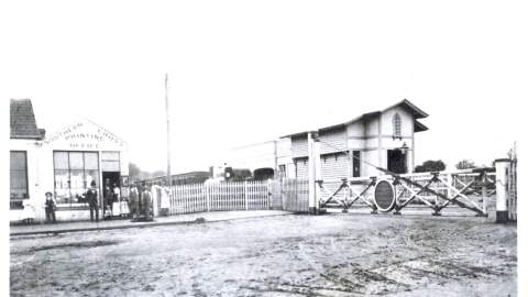 bay_street_railway_crossing_1920px
